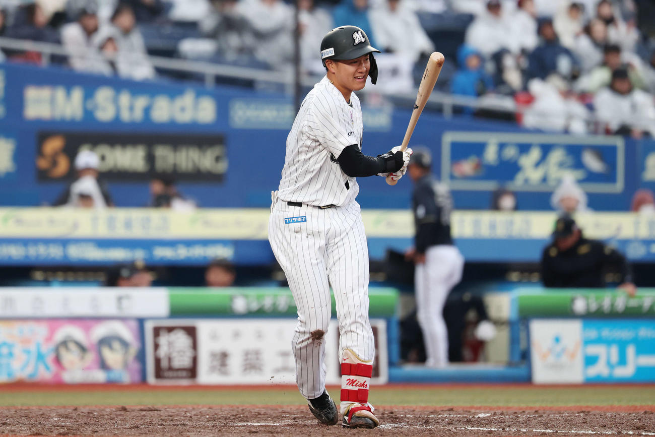 ロッテ対オリックス　7回裏ロッテ2死一、二塁、空振り三振に倒れる西川（撮影・宮地輝）