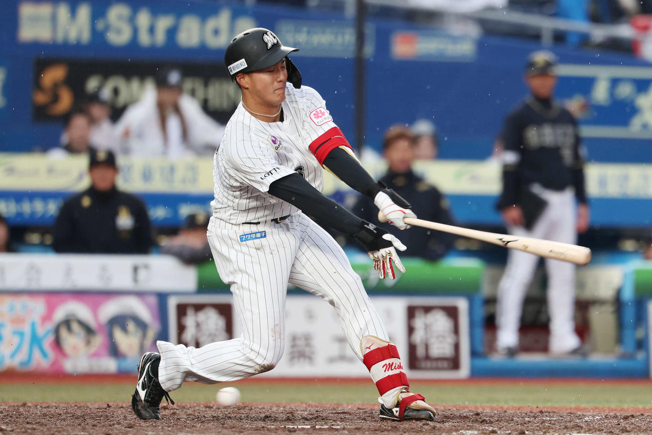 ロッテ対オリックス　9回裏ロッテ2死一、二塁、空振り三振に倒れる西川（撮影・宮地輝）