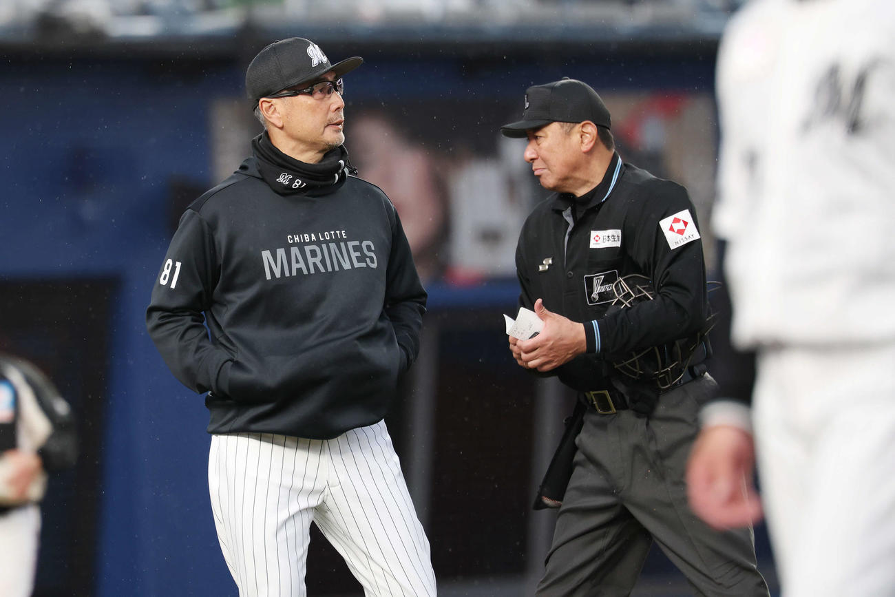 ロッテ対オリックス　9回表、選手交代を告げたロッテ吉井監督（撮影・宮地輝）