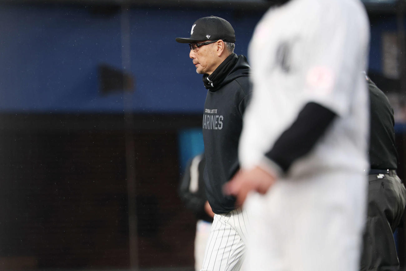 ロッテ対オリックス　9回表、選手交代を告げベンチに下がるロッテ吉井監督（撮影・宮地輝）