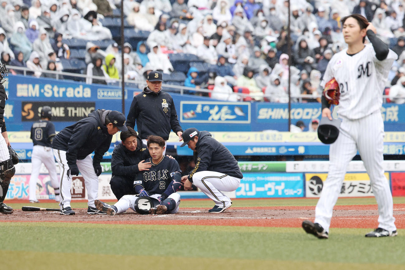 ロッテ対オリックス　2回表オリックス1死一、三塁、石川柊（右）から死球を受けた若月（撮影・宮地輝）