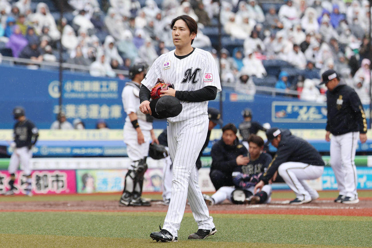 ロッテ対オリックス　2回表オリックス1死一、三塁、若月への危険球で退場する石川柊（撮影・宮地輝）