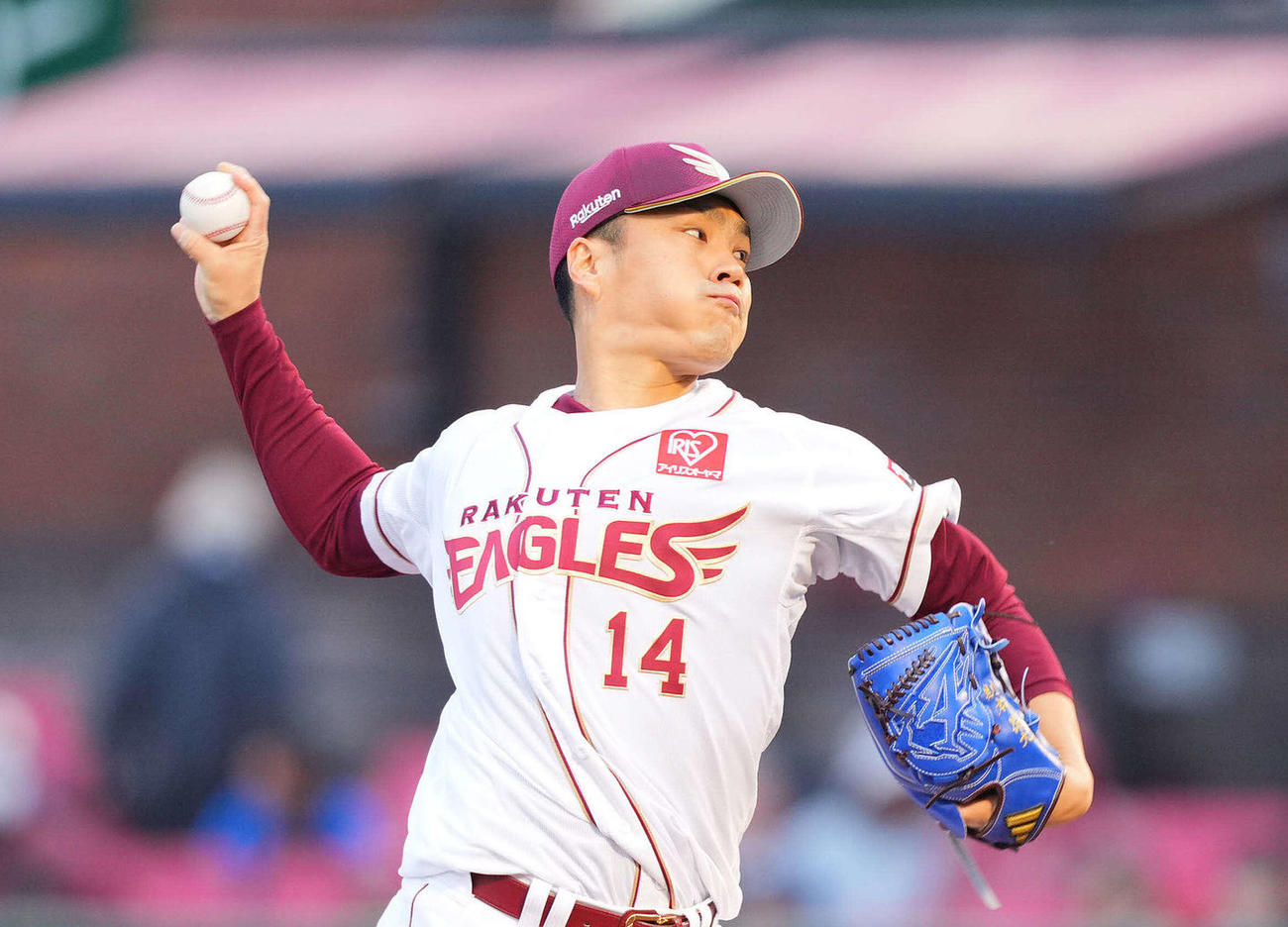 楽天対西武　9回裏、楽天3番手で登板し力投する則本（撮影・垰建太）