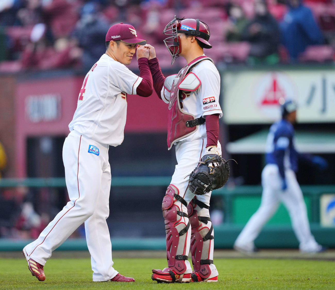 楽天対西武　最後を締め勝利した楽天則本（左）は太田とタッチを交わす（撮影・垰建太）
