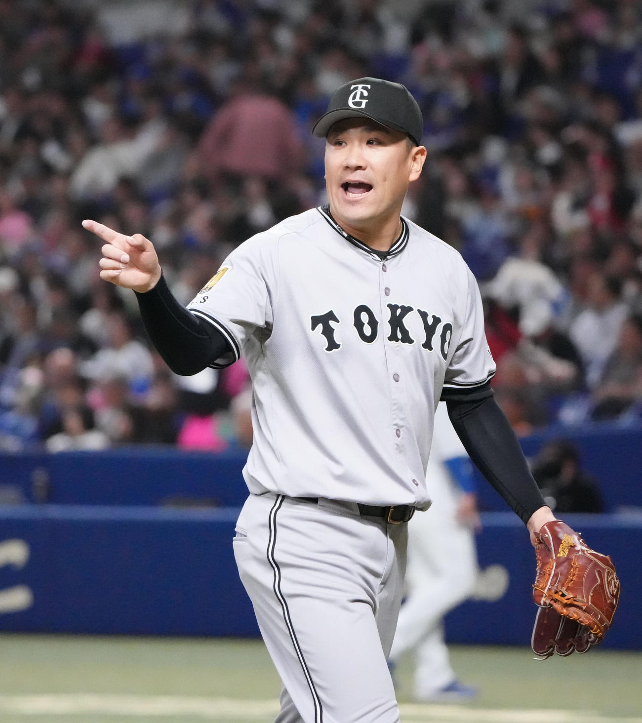 中日対巨人　1回終了、野手に声をかけベンチへ戻る田中将（撮影・森本幸一）