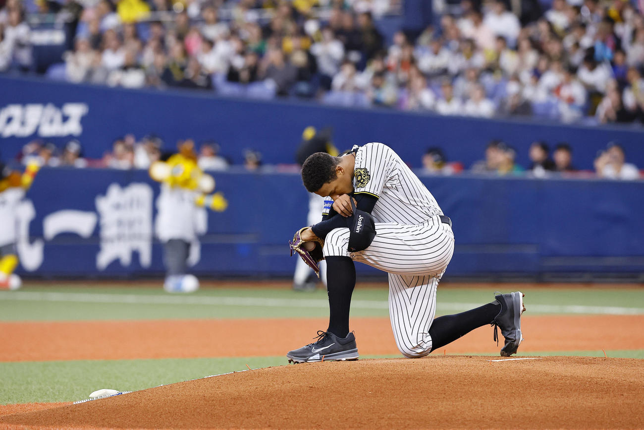 阪神対DeNA　マウンドに上がり祈りを捧げる阪神先発デュプランティエ（撮影・藤尾明華）