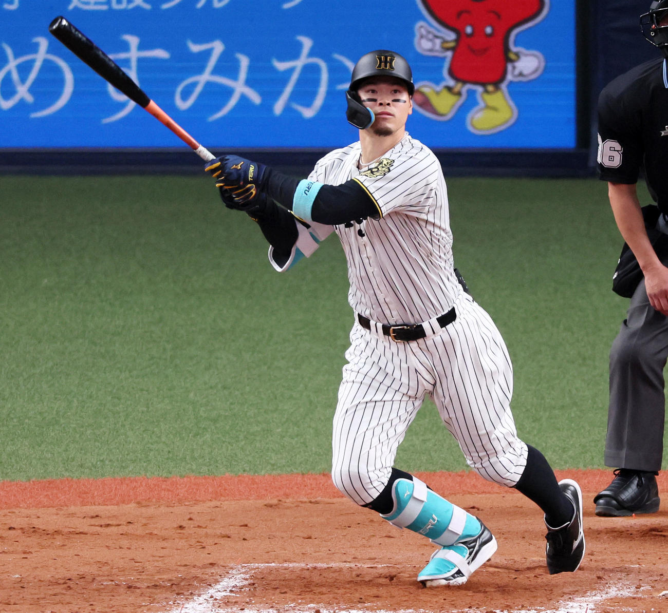 阪神対DeNA 8回裏阪神1死一塁、佐藤輝は左越え2点本塁打を放つ（撮影・加藤哉）