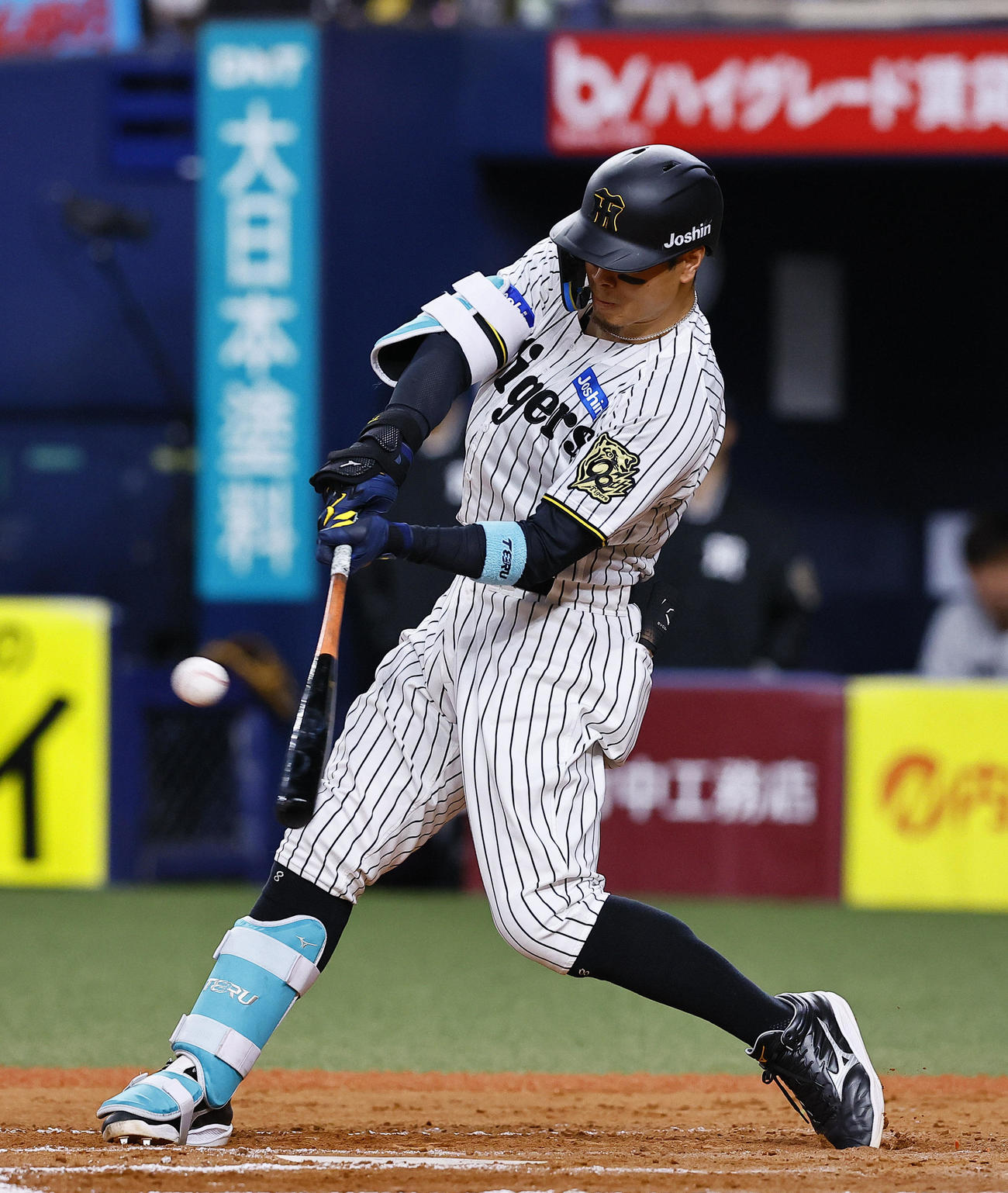 阪神対DeNA 8回裏阪神1死一塁、佐藤輝は左中間に同点の2点本塁打を放つ（撮影・藤尾明華）