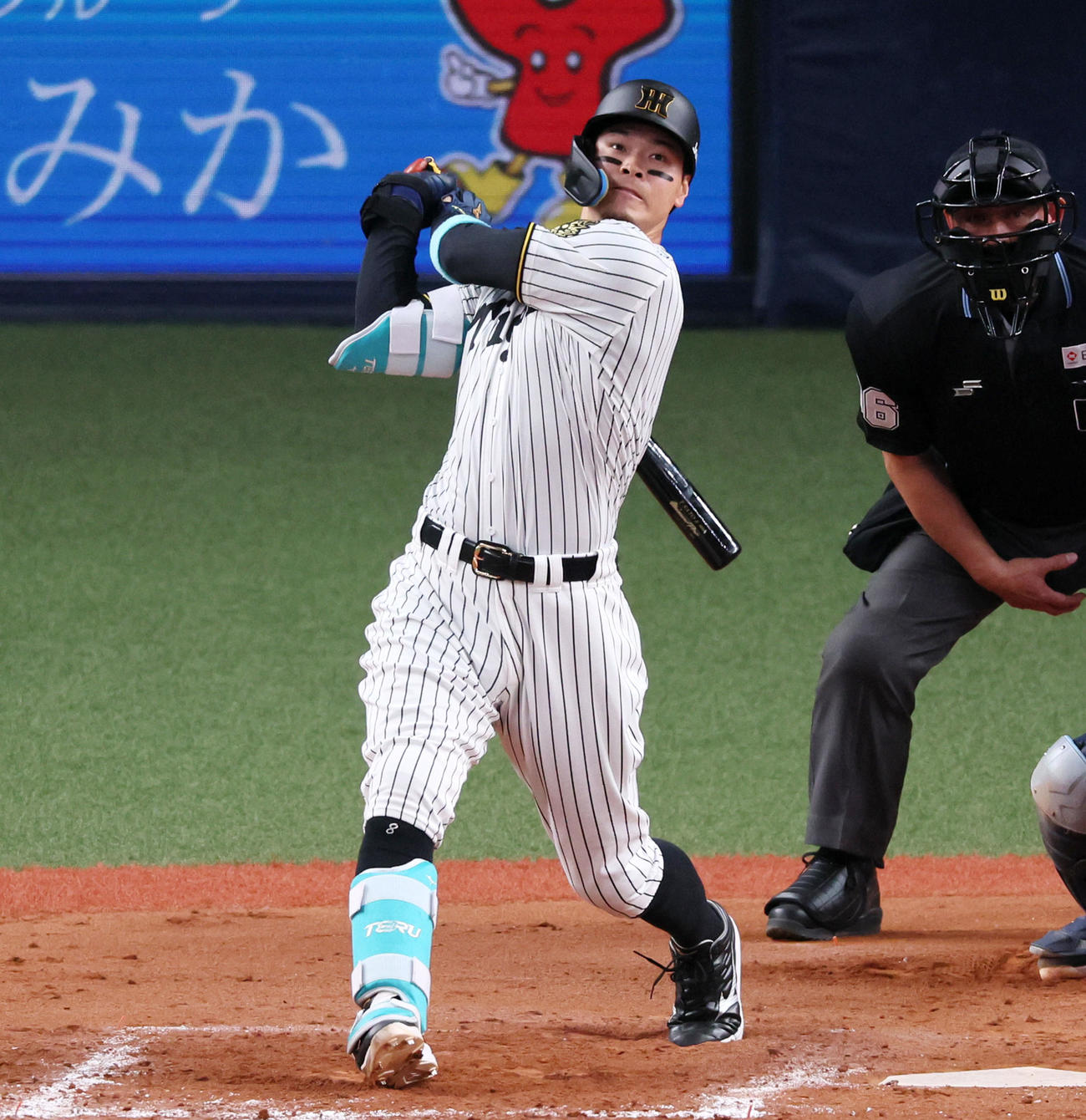 阪神対DeNA 8回裏阪神1死一塁、佐藤輝は左越え2点本塁打を放つ（撮影・加藤哉）
