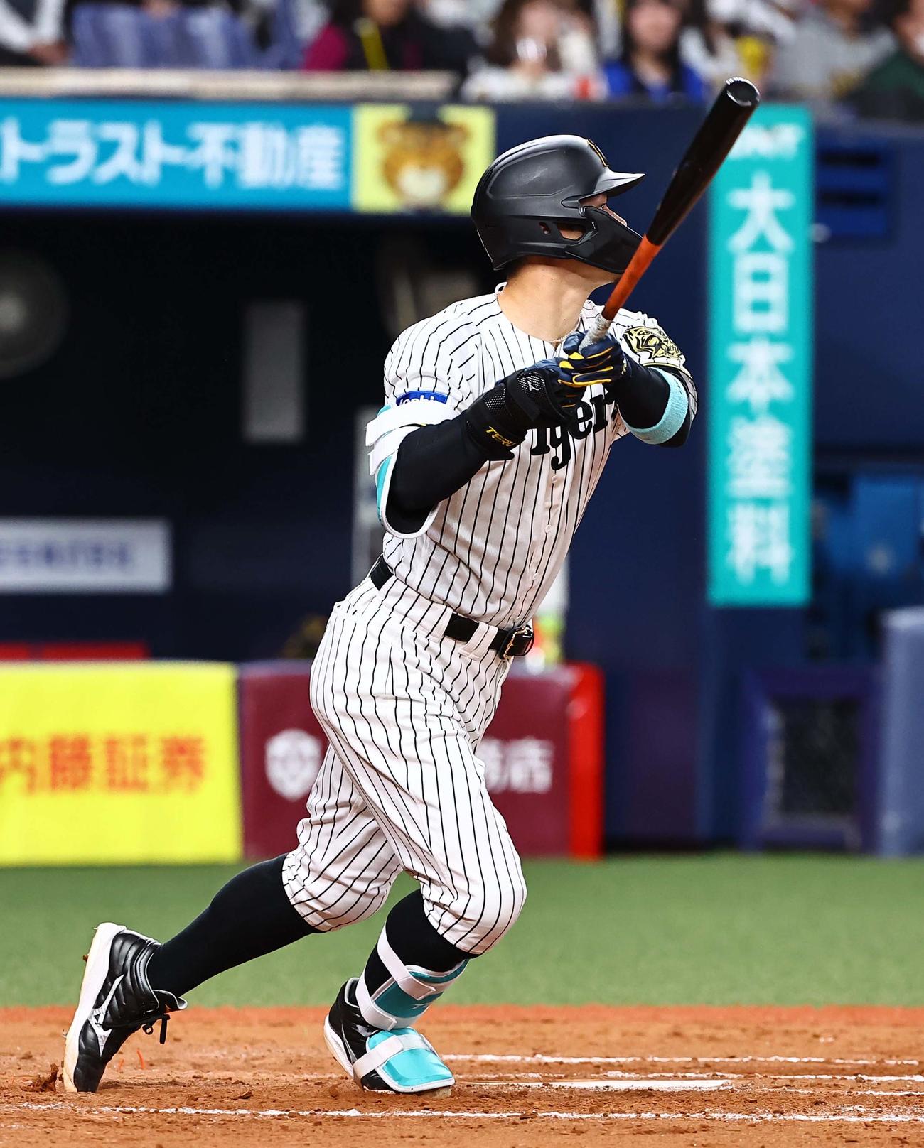 阪神対DeNA 8回裏阪神1死一塁、佐藤輝は同点となる2点本塁打を放つ（撮影・上田博志）