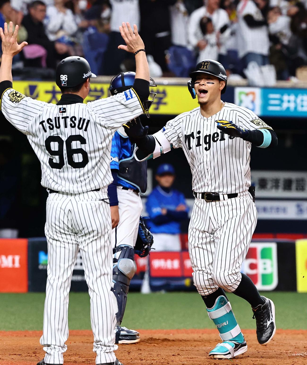 阪神対DeNA 8回裏阪神1死一塁、佐藤輝は同点となる2点本塁打を放つ（撮影・上田博志）