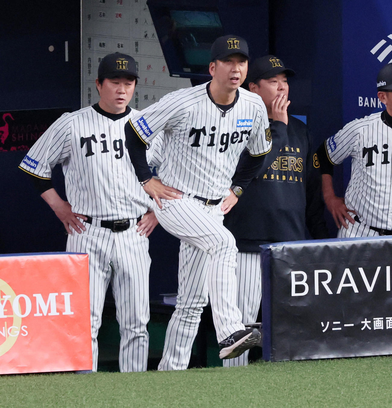 阪神対DeNA 9回表DeNA1死一塁、藤川監督は打者佐野の判定確認のためグラウンドへ出る（撮影・加藤哉）