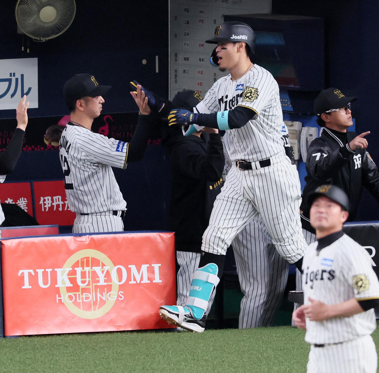 阪神対DeNA 8回裏阪神1死一塁、左越え2点本塁打を放った佐藤輝（右）とタッチする藤川監督（撮影・加藤哉）