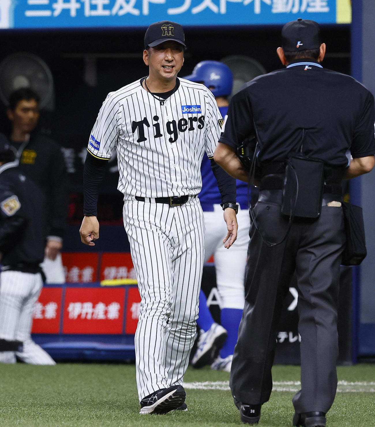阪神対DeNA 7回、交代を告げる阪神藤川監督（撮影・藤尾明華）