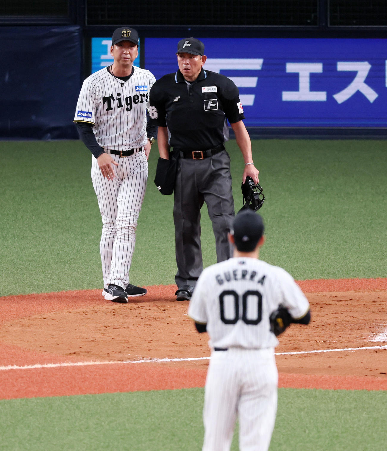 阪神対DeNA 9回表DeNA1死一塁、藤川監督は打者佐野の判定確認のため真鍋球審（右）と話す（撮影・加藤哉）