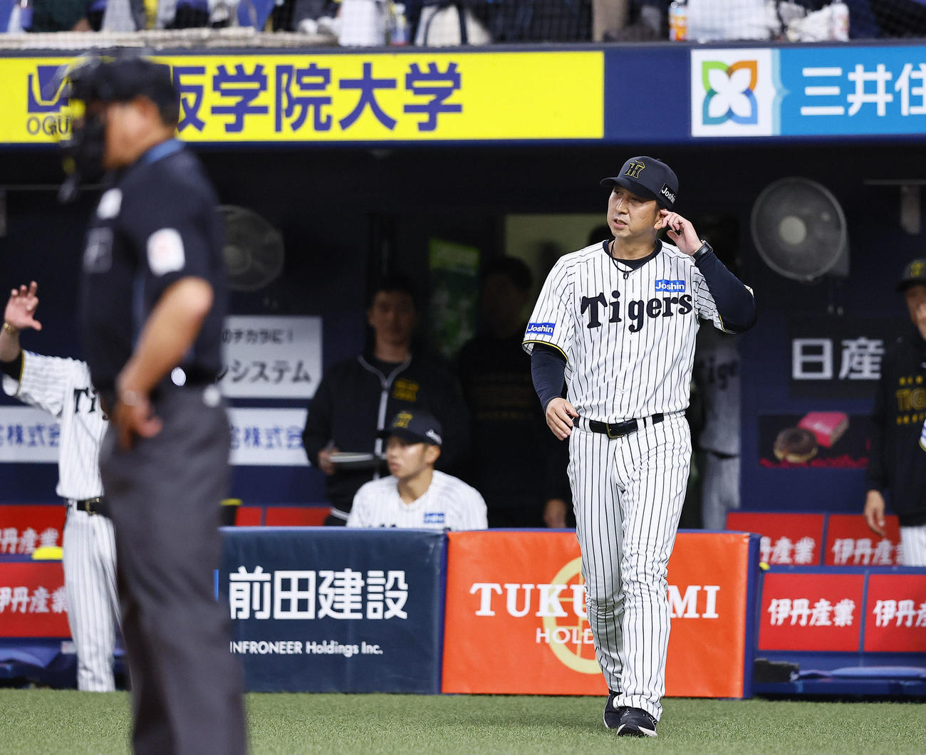 阪神対DeNA 9回表DeNA1死一塁、打者佐野のとき、判定に抗議するためベンチを出る阪神藤川監督（撮影・藤尾明華）