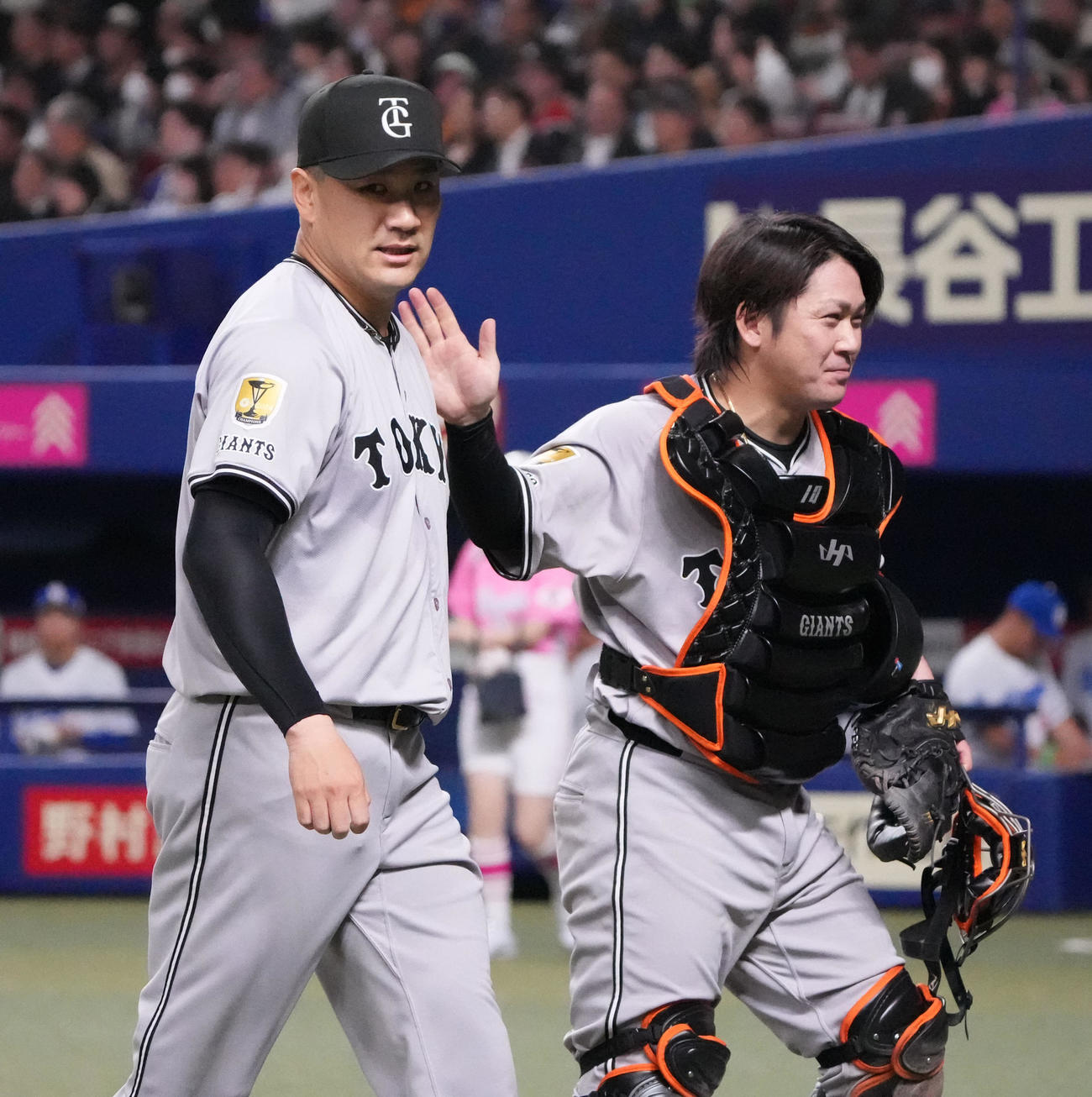 中日対巨人　4回終了、甲斐とタッチを交わしベンチへ戻る田中将（左）（撮影・森本幸一）