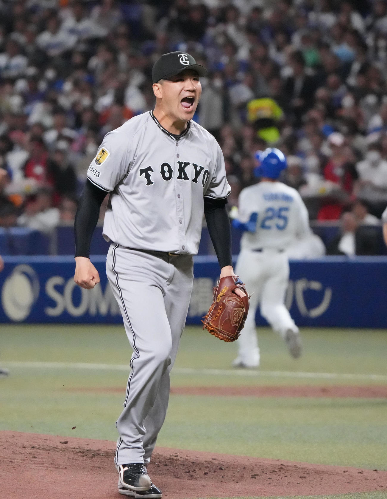 中日対巨人　1回裏中日1死一、二塁、石川昂を併殺打に打ち取りほえる田中将（撮影・森本幸一）