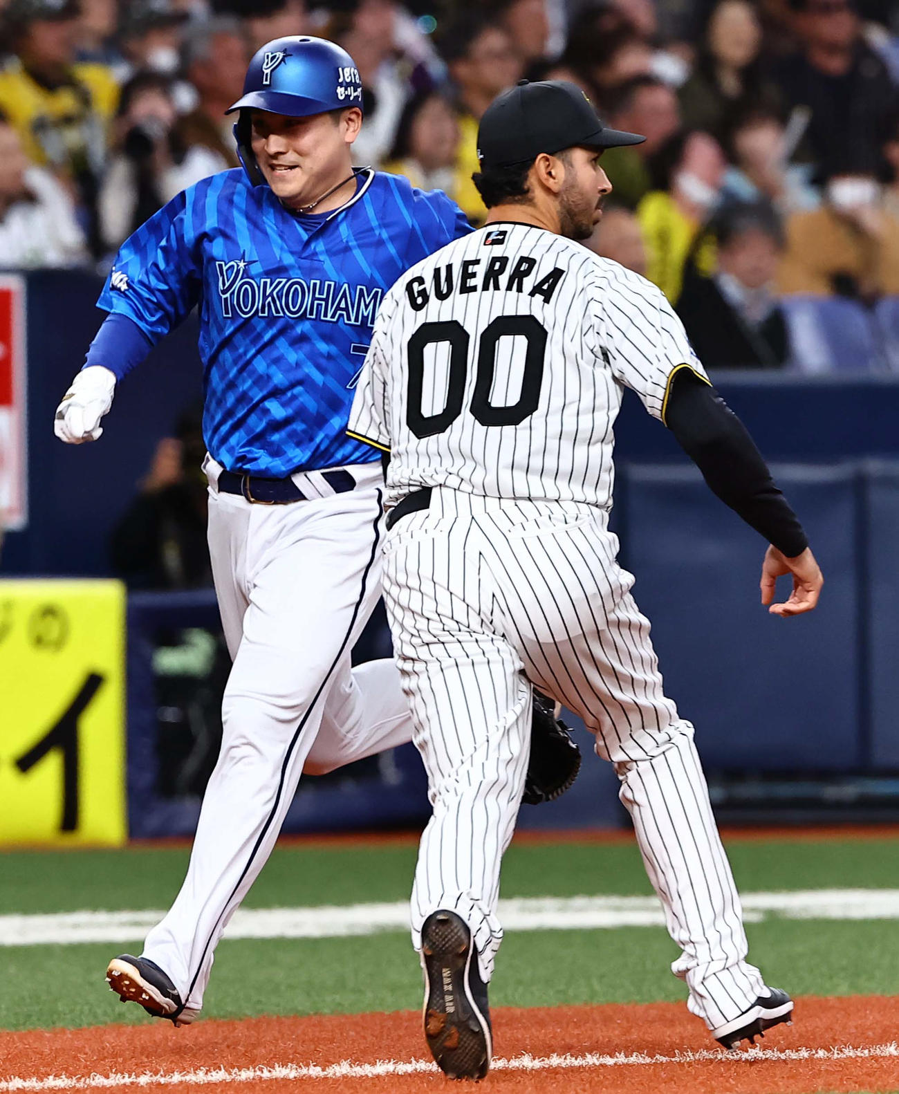 阪神対DeNA 9回表DeNA1死一、二塁、山本の2点適時三塁打で生還する佐野。右はゲラ（撮影・上田博志）