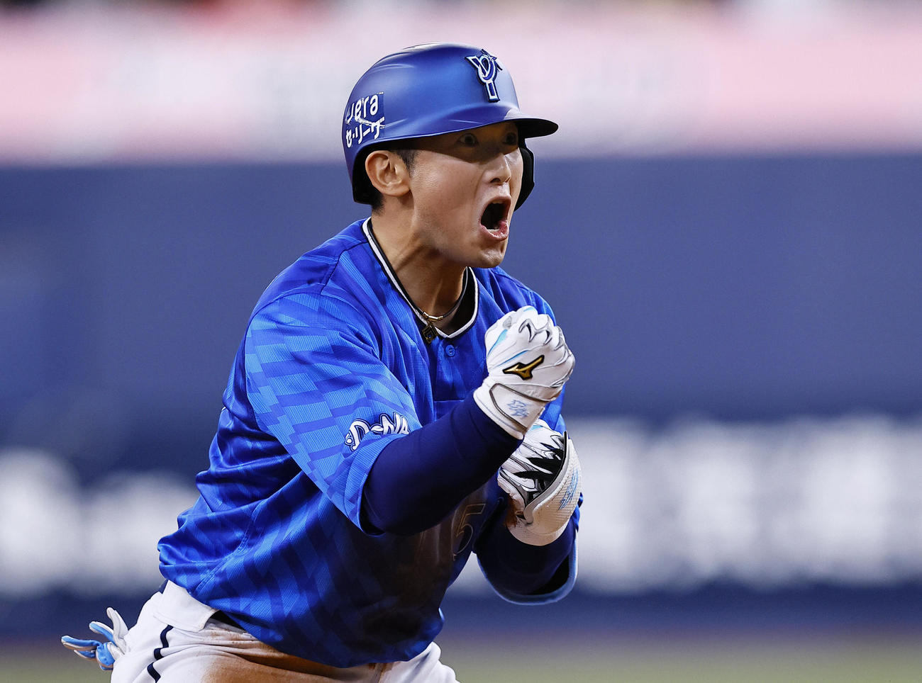 阪神対DeNA 9回表DeNA1死一、二塁、山本は中越えに勝ち越しの2点適時三塁打を放ちガッツポーズをする（撮影・藤尾明華）