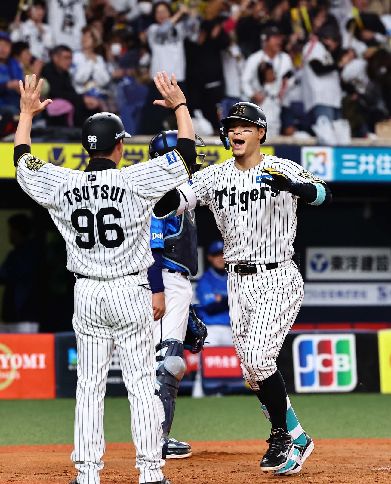 阪神対DeNA 8回裏阪神1死一塁、佐藤輝は同点となる2点本塁打を放つ（撮影・上田博志）