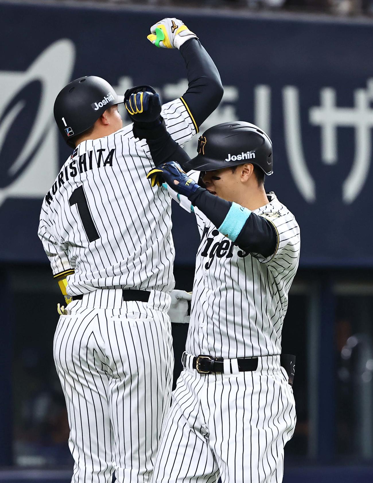 阪神対DeNA 8回裏阪神1死一塁、同点となる2点本塁打を放った佐藤輝（右）は森下と喜び合う（撮影・上田博志）