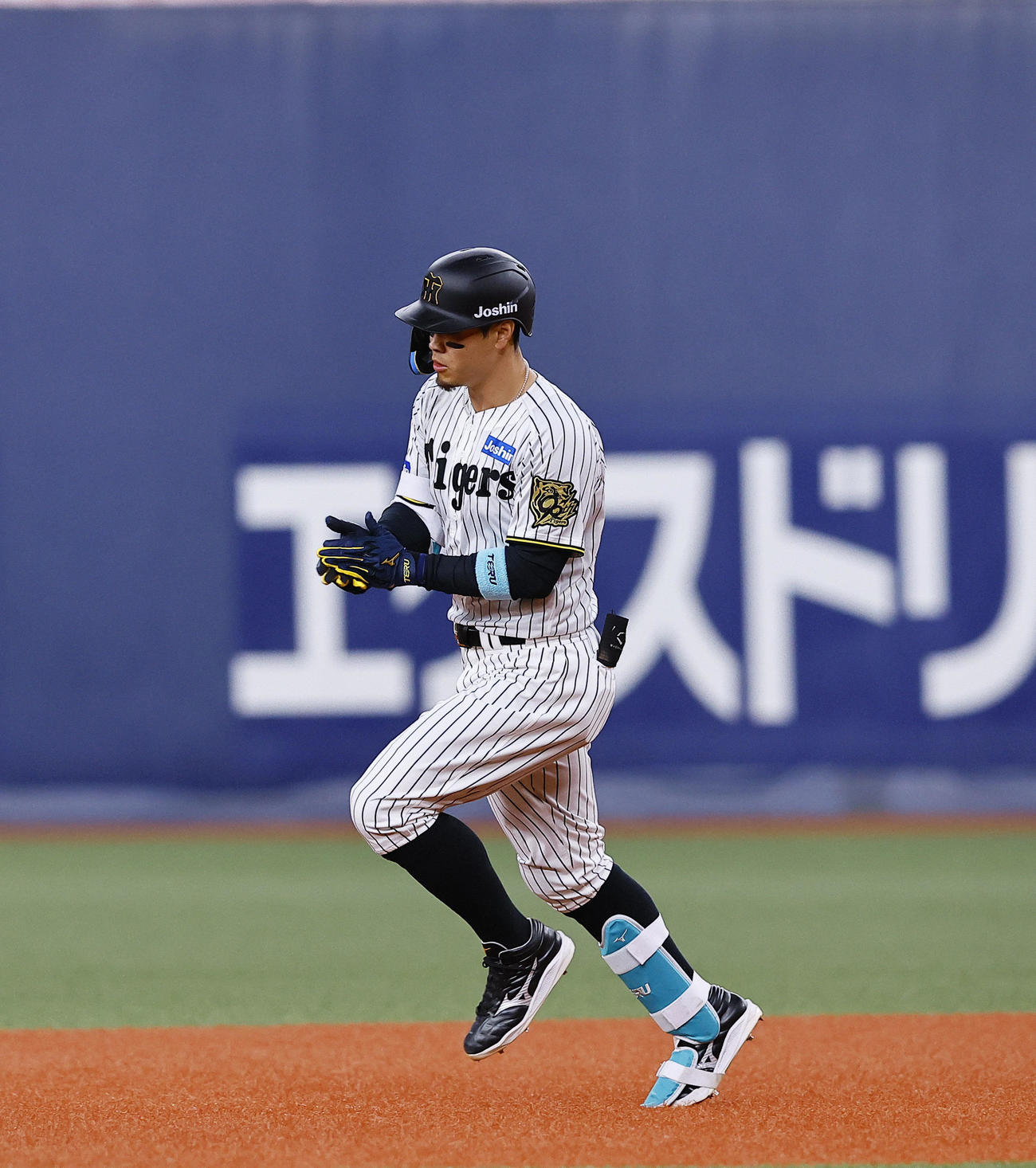 阪神対DeNA 8回裏阪神1死一塁、佐藤輝は左中間に同点の2点本塁打を放ち、手をたたきながら二塁へ向かう（撮影・藤尾明華）