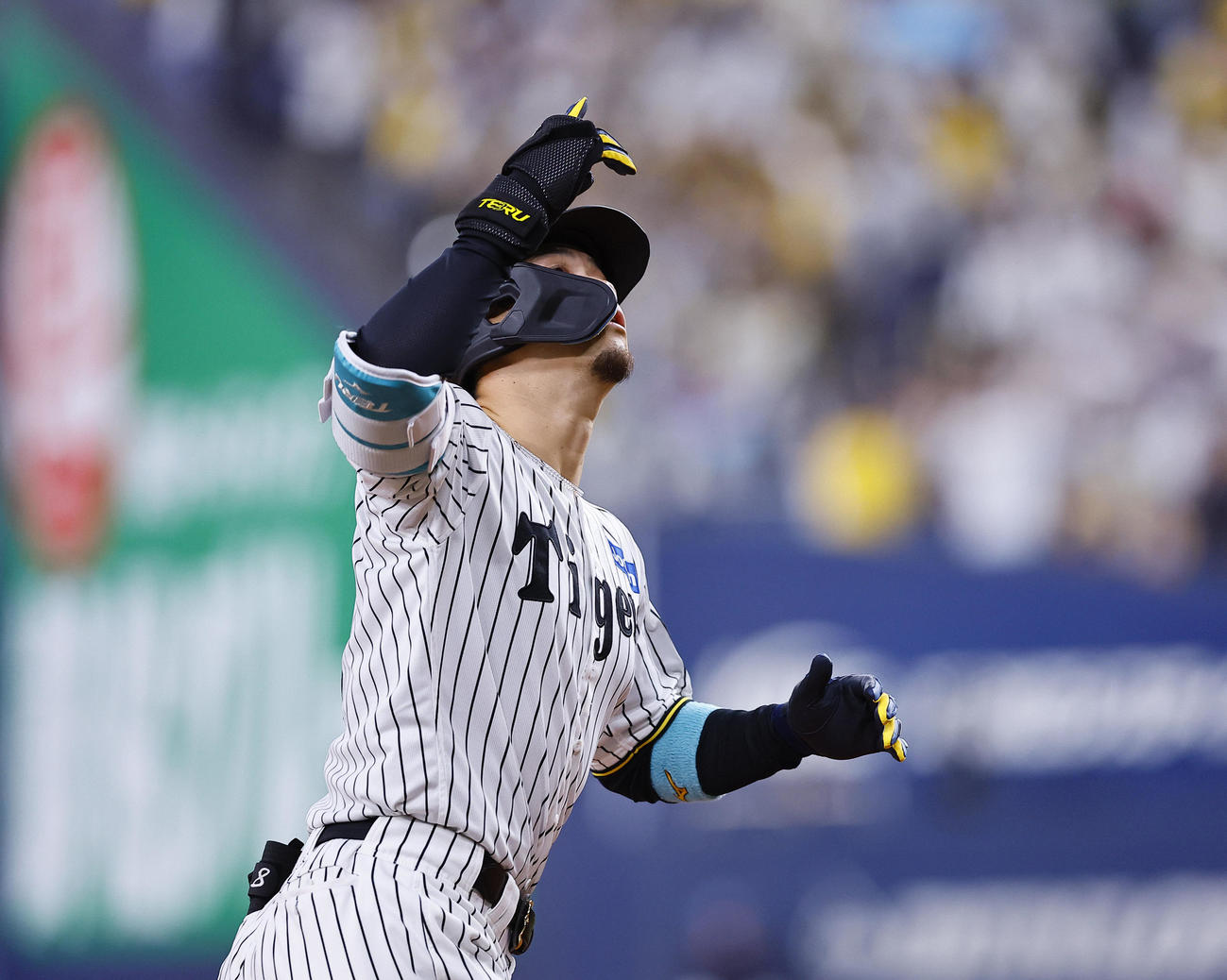 阪神対DeNA 8回裏阪神1死一塁、佐藤輝は左中間に同点の2点本塁打を放ち、ポーズをとる（撮影・藤尾明華）