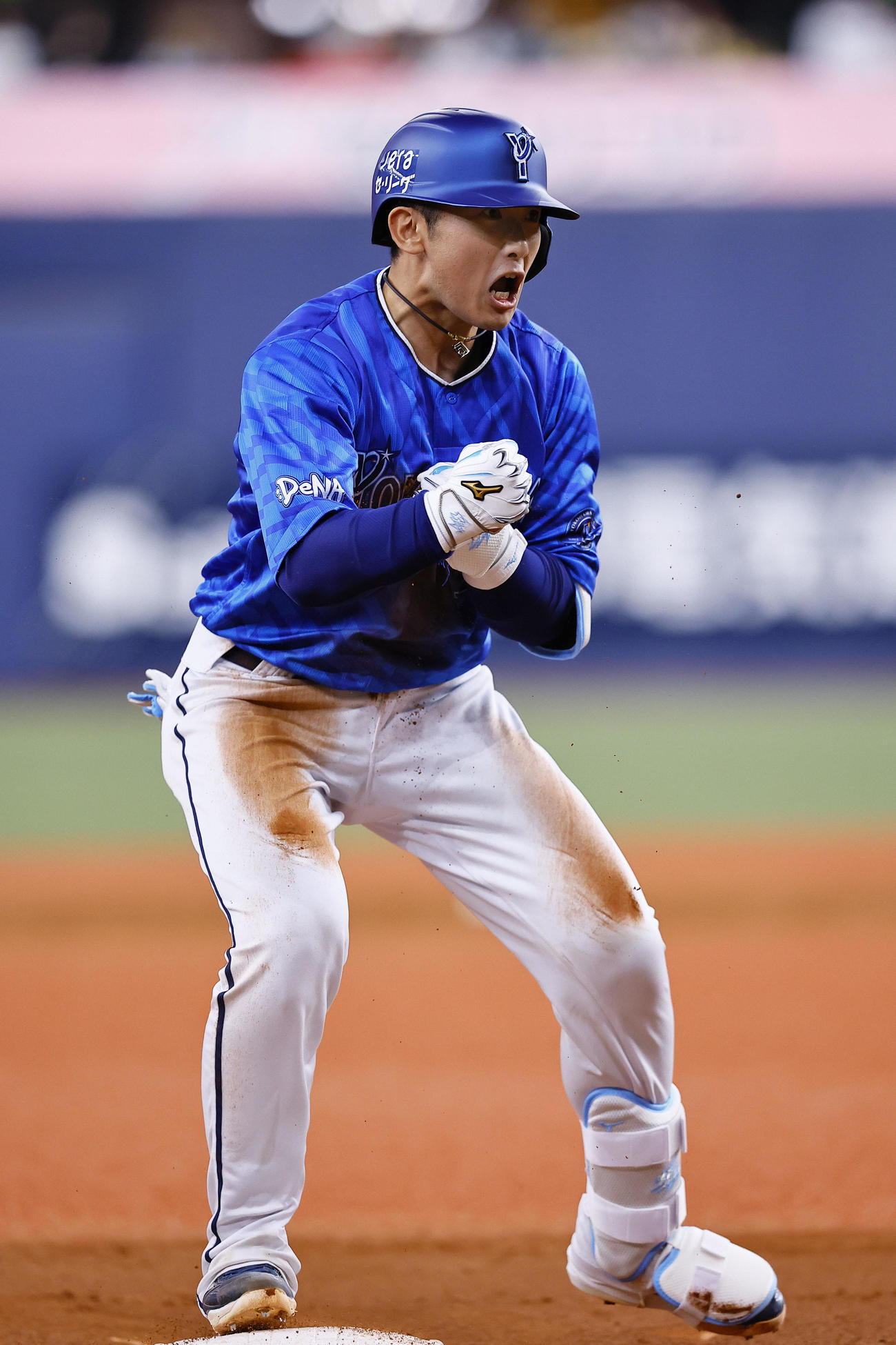 阪神対DeNA 9回表DeNA1死一、二塁、山本は中越えに勝ち越しの2点適時三塁打を放ちガッツポーズをする（撮影・藤尾明華）