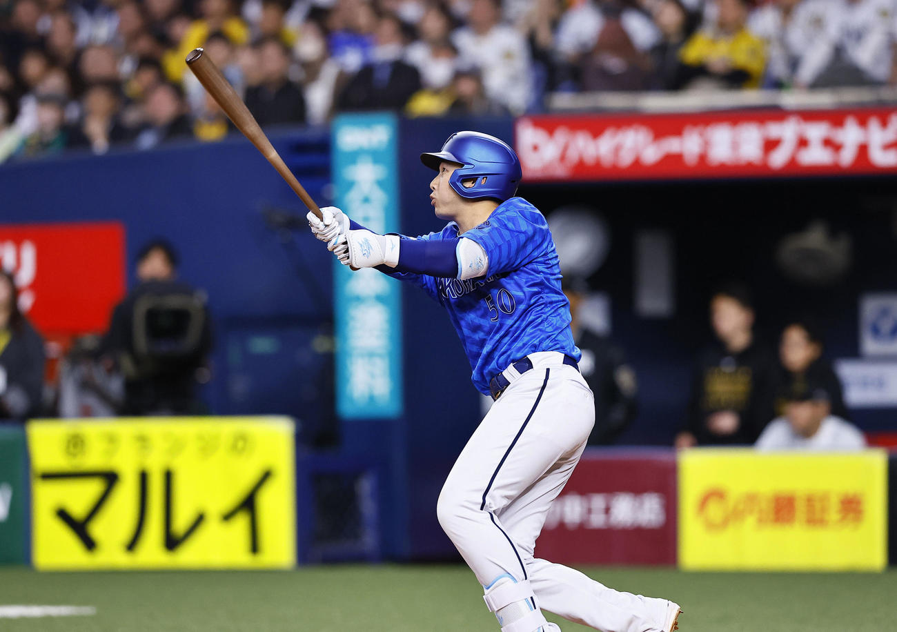 阪神対DeNA 9回表DeNA1死一、二塁、山本は中越えに勝ち越しの2点適時三塁打を放つ（撮影・藤尾明華）