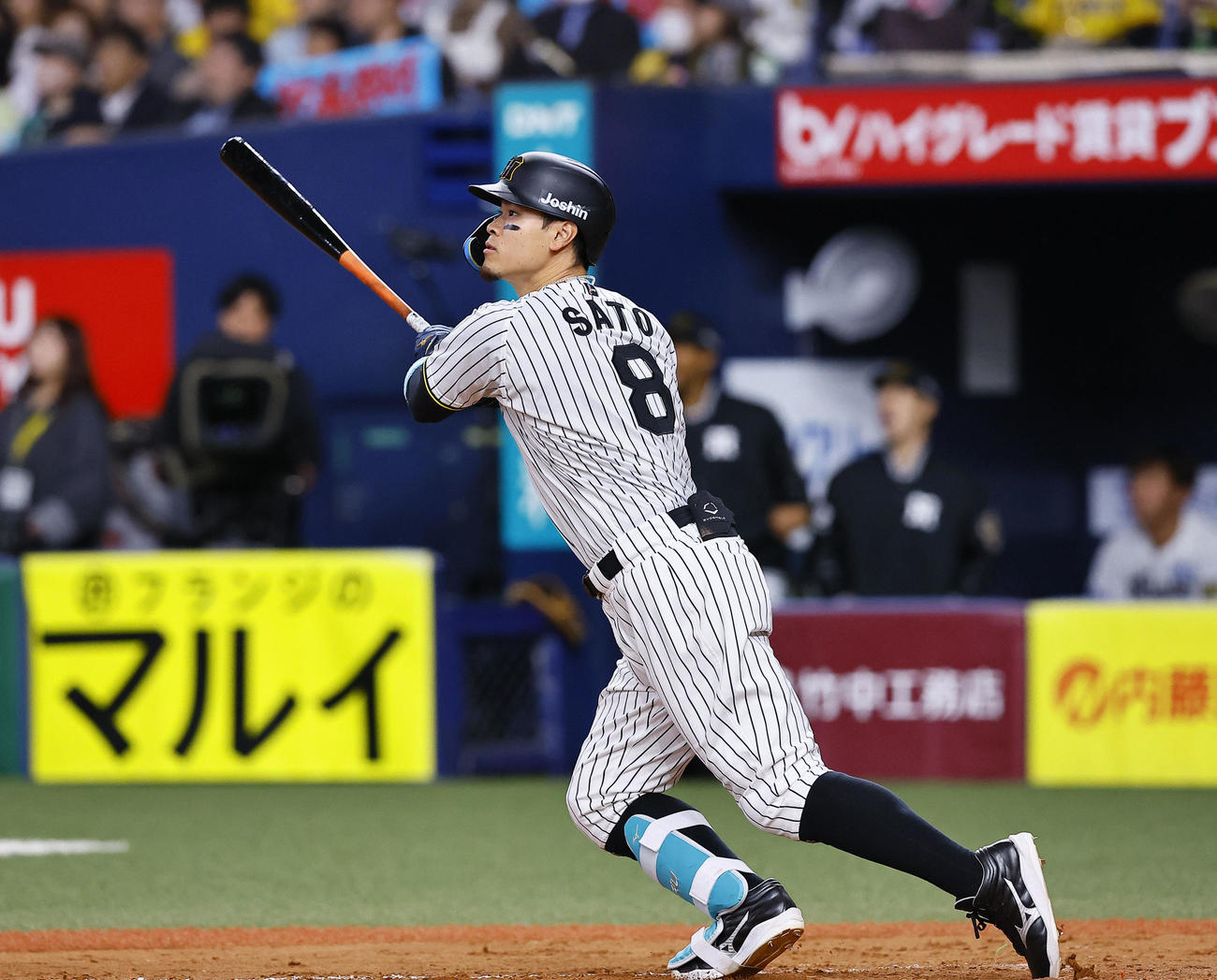 阪神対DeNA 8回裏阪神1死一塁、佐藤輝は左中間に同点の2点本塁打を放つ（撮影・藤尾明華）