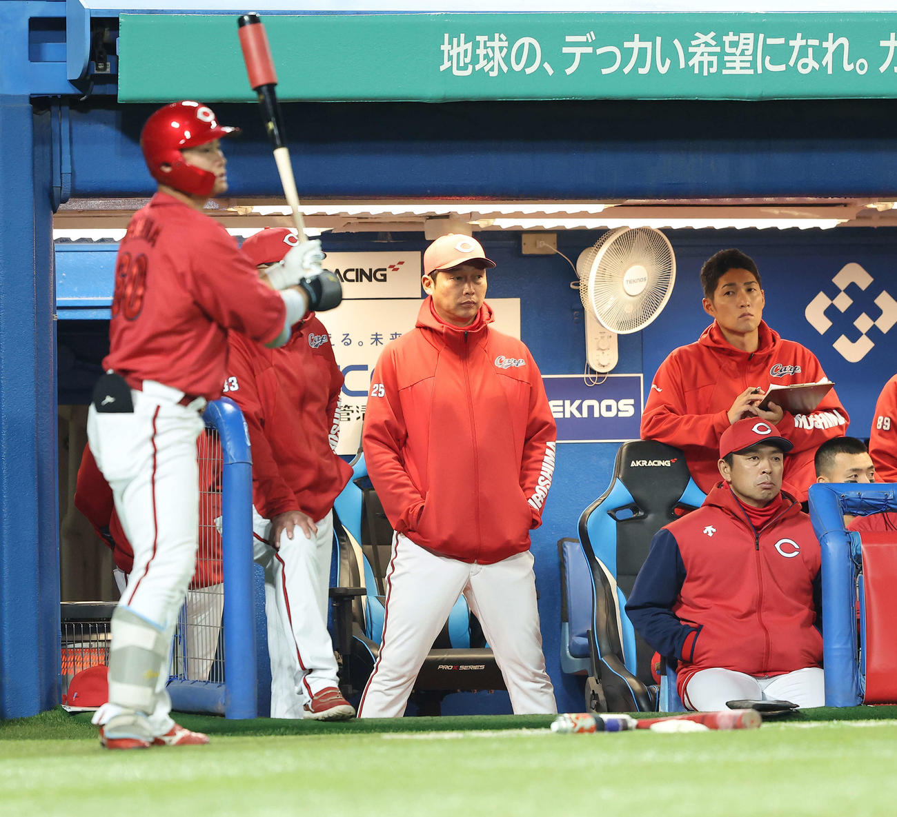 ヤクルト対広島　9回表、戦況を見守る広島新井監督（撮影・河田真司）