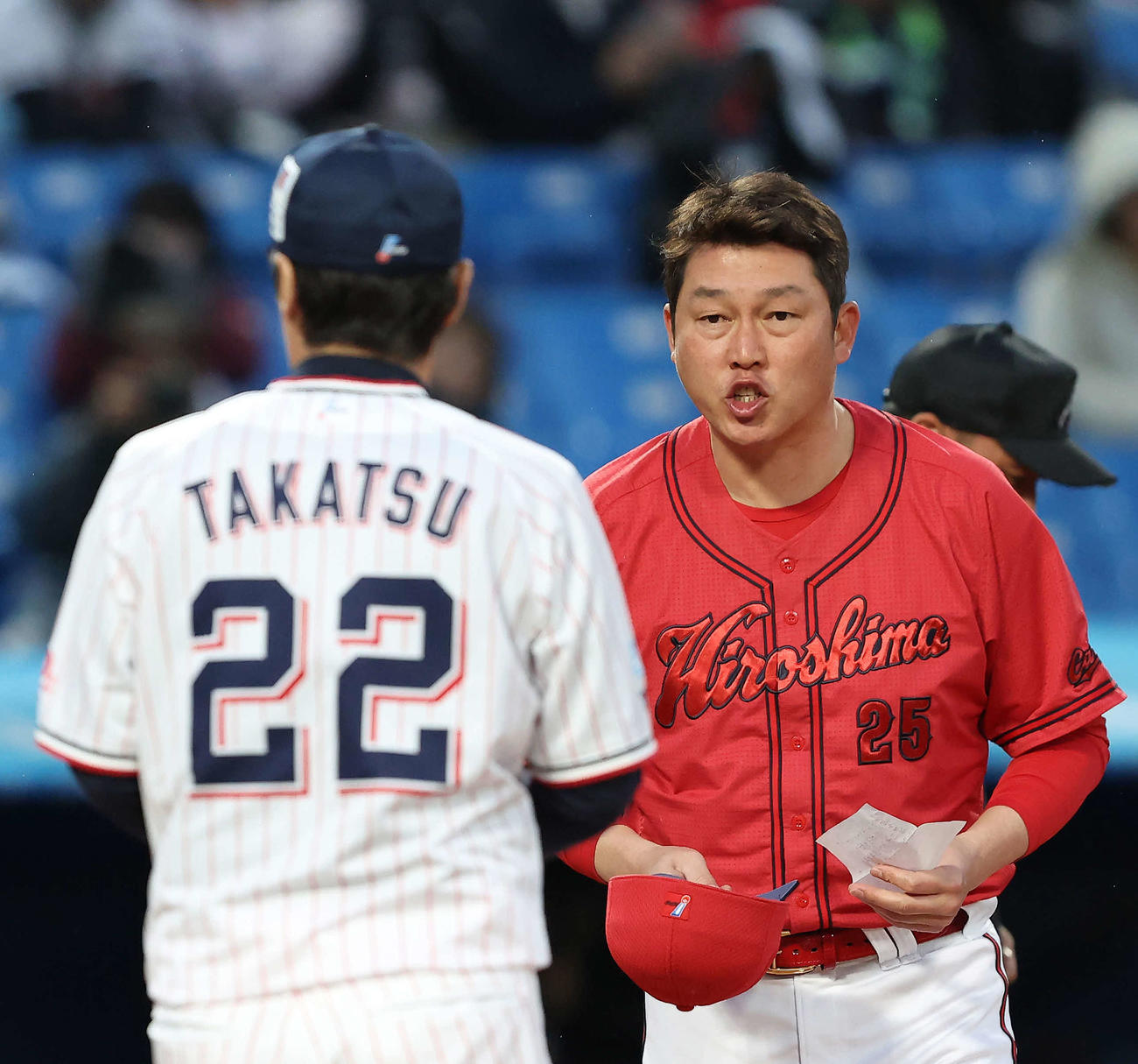 ヤクルト対広島　開始前、メンバー表交換するヤクルト高津監督（手前）と広島新井監督（撮影・河田真司）