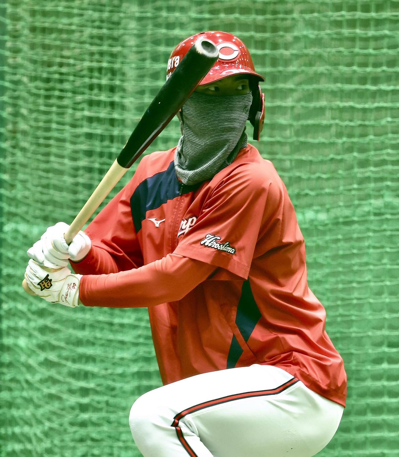 ヤクルト対広島　試合前、口元を覆いながら練習に臨む広島二俣（撮影・河田真司）