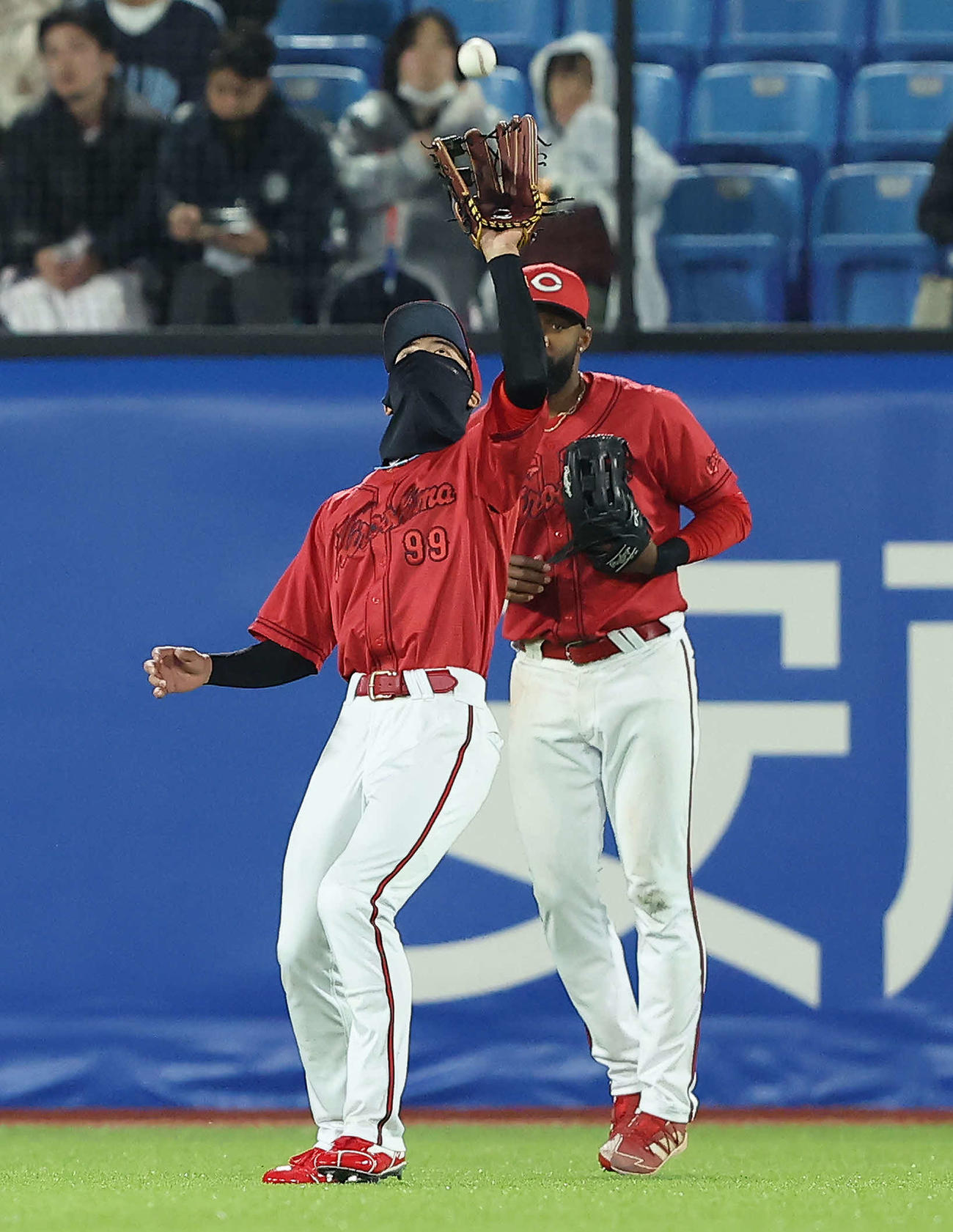 ヤクルト対広島　7回表ヤクルト無死、丸山和の中飛を捕球する二俣（撮影・河田真司）