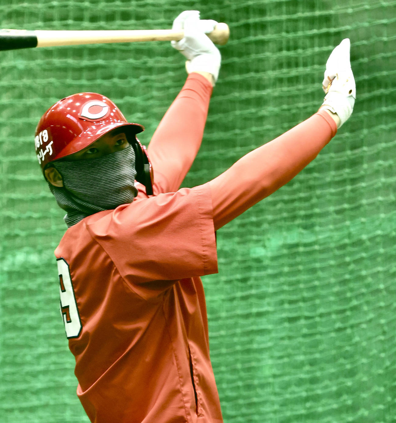 ヤクルト対広島　試合前、口元を覆いながら練習に臨む広島二俣（撮影・河田真司）