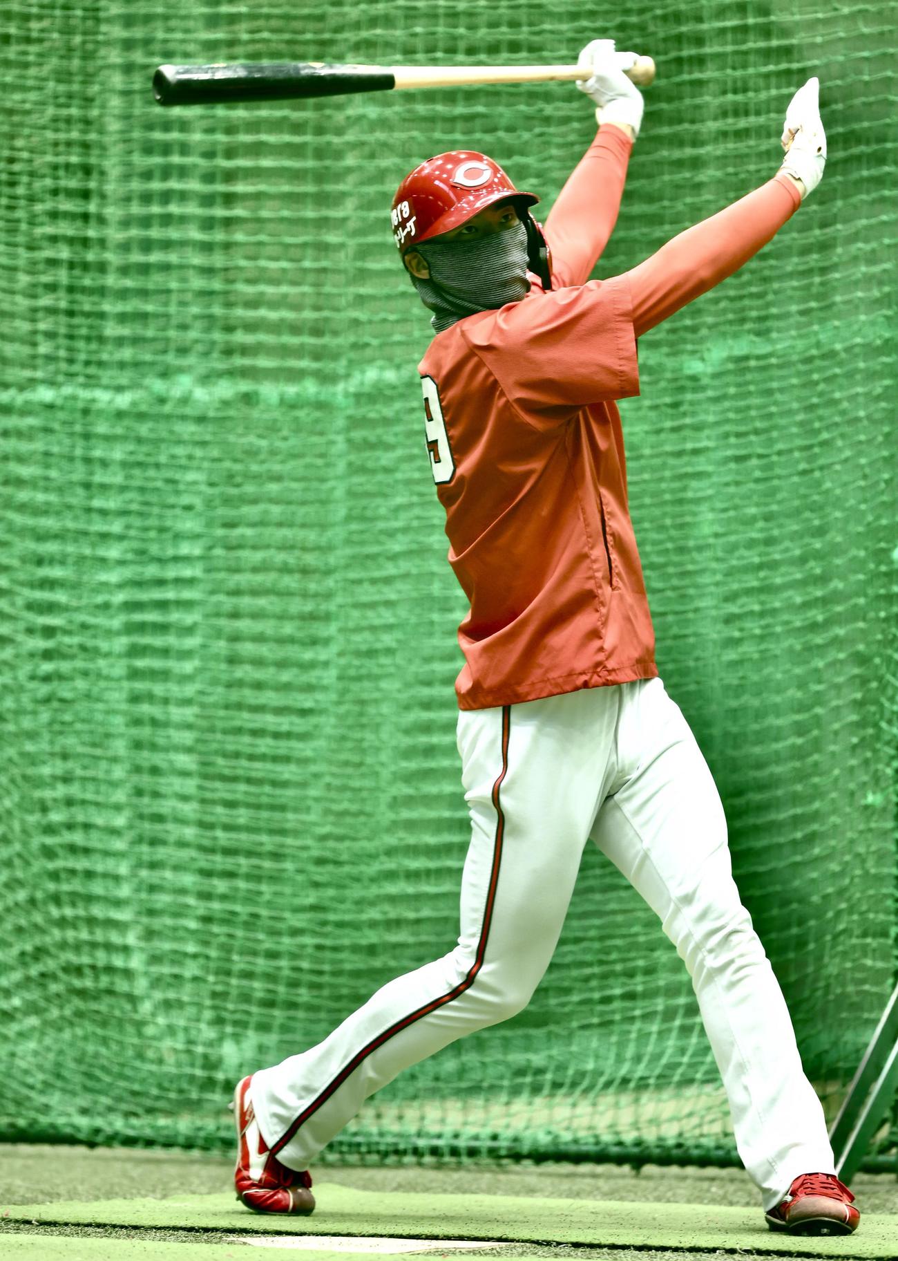 ヤクルト対広島　試合前、口元を覆いながら練習に臨む広島二俣（撮影・河田真司）