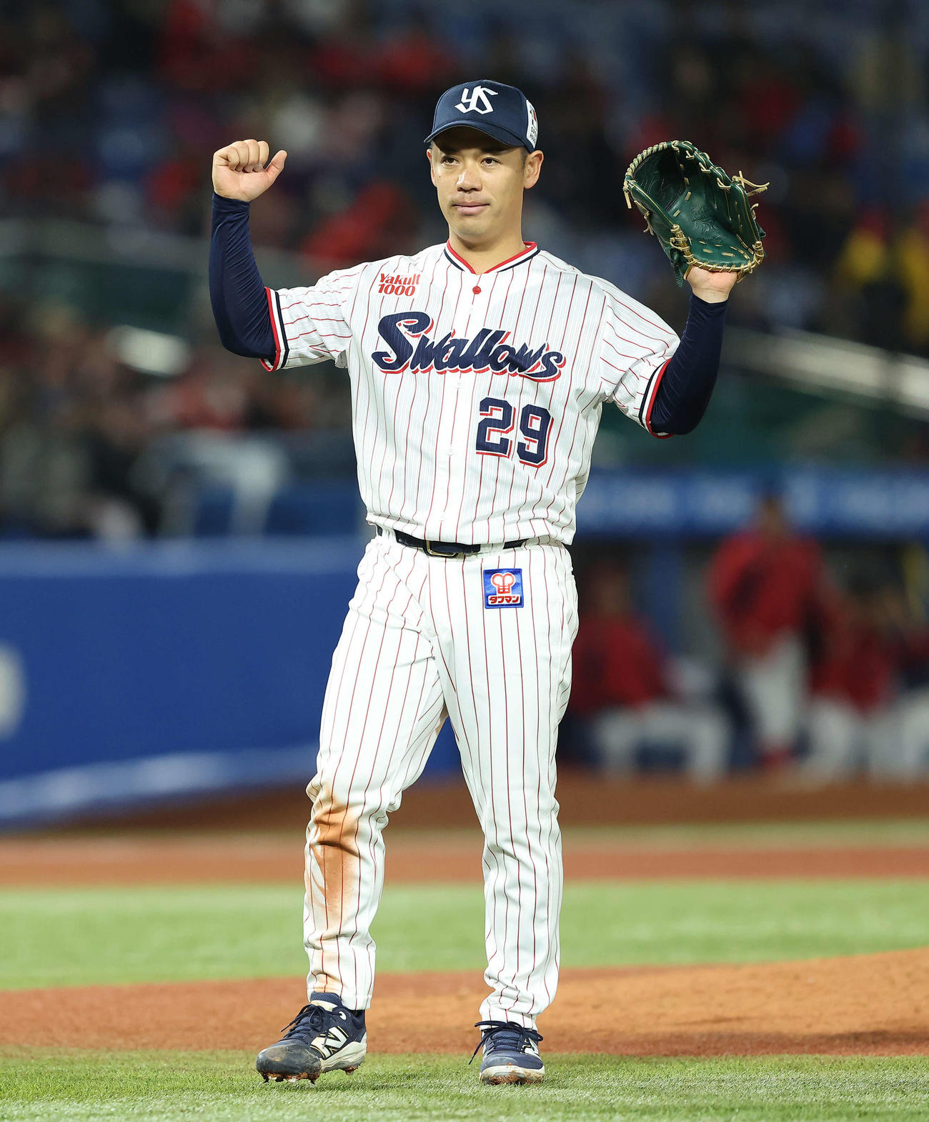 ヤクルト対広島　広島に完封勝利しガッツポーズするヤクルト小川（撮影・河田真司）