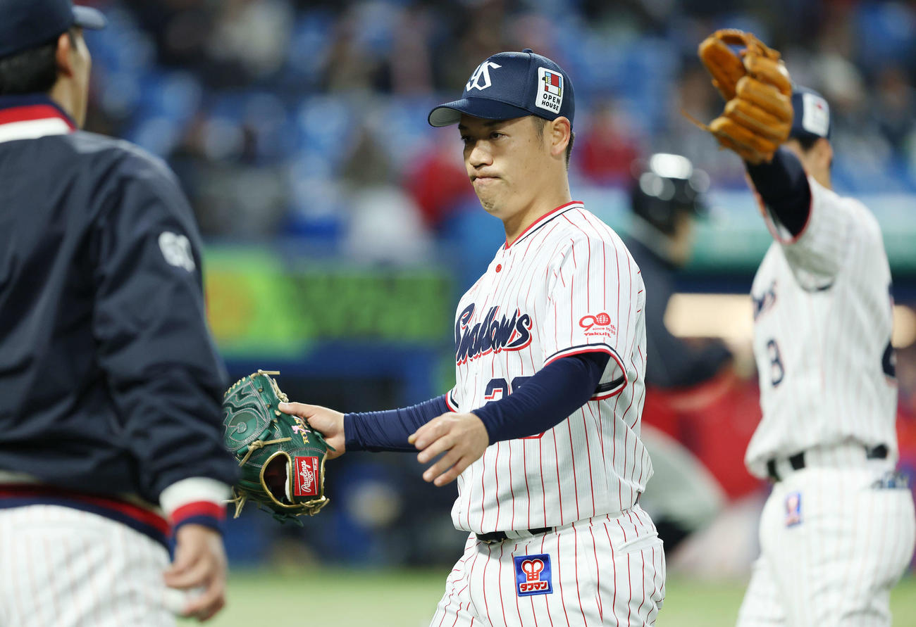 ヤクルト対広島　1回表を抑える小川（撮影・河田真司）