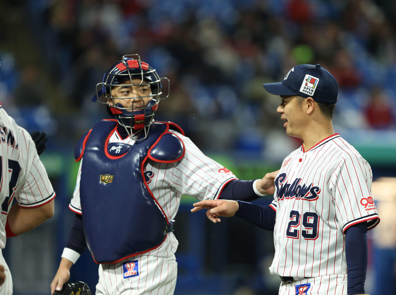 ヤクルト対広島　3回表を抑え、言葉を交わしながらベンチに戻る小川（右）と中村悠（撮影・河田真司）