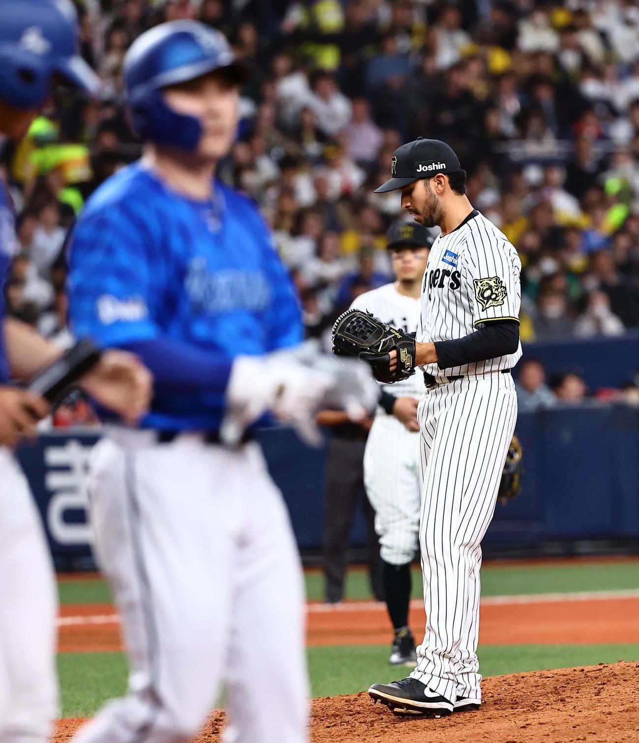 阪神対DeNA 9回表DeNA1死一塁、佐野（左）に四球を与えるゲラ（撮影・上田博志）