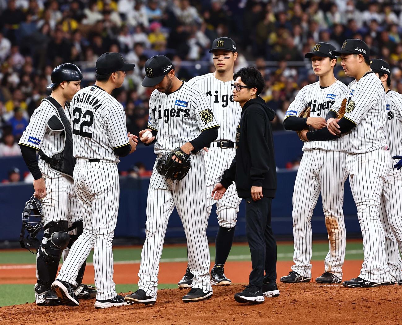 阪神対DeNA 9回、勝ち越しを許したゲラ（左から3人目）は藤川監督（左から2人目）に交代を告げられ降板する（撮影・上田博志）