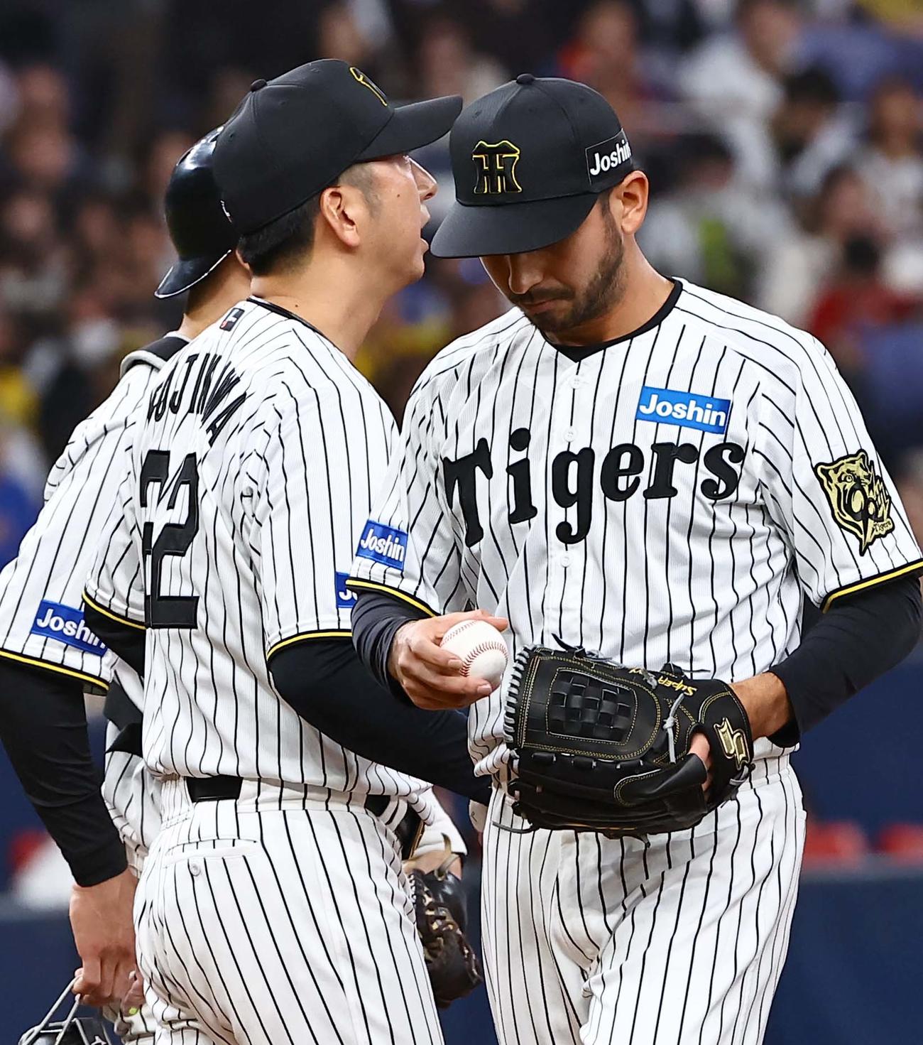 阪神対DeNA　藤川監督（左）から交代を告げられ降板するゲラ（撮影・上田博志）