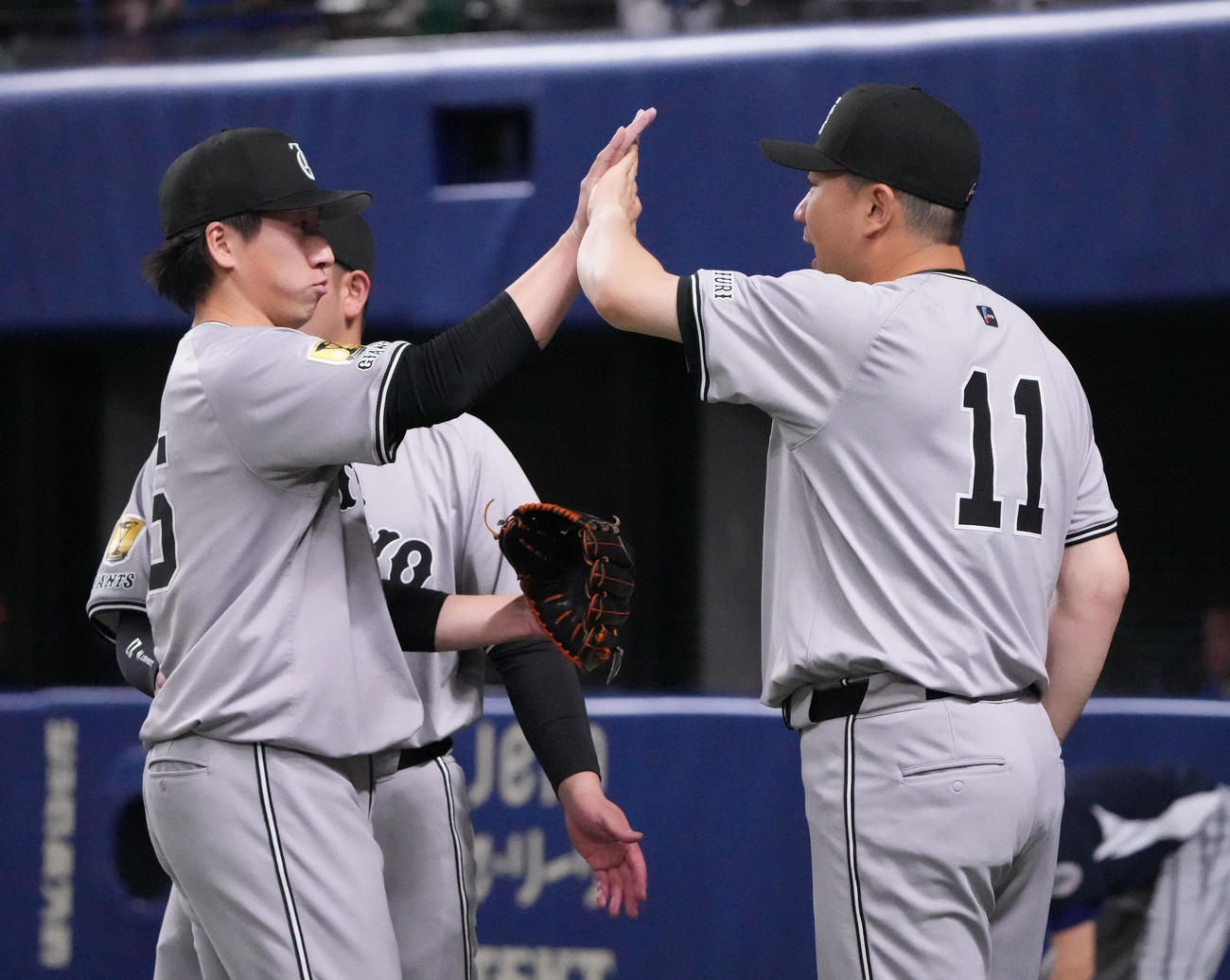 中日対巨人　8回終了、大勢とタッチを交わす田中将（右）（撮影・森本幸一）