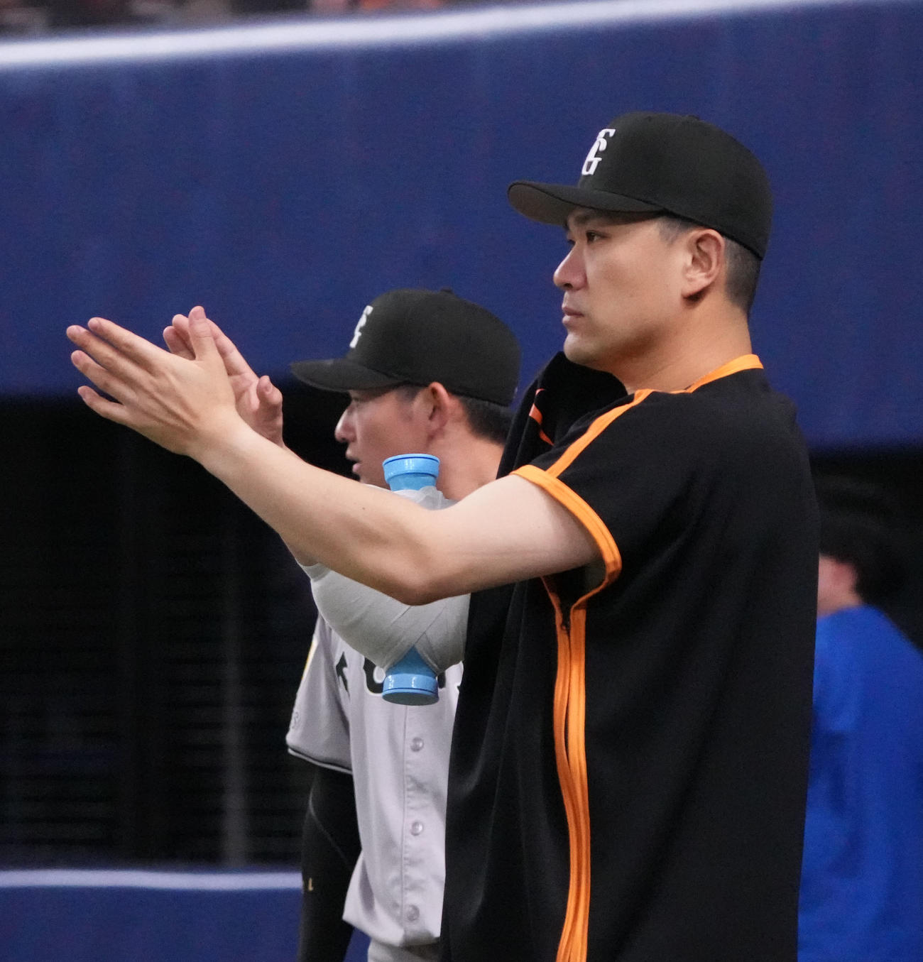 中日対巨人　7回終了、ベンチ前でナインを迎える田中将（右）（撮影・森本幸一）