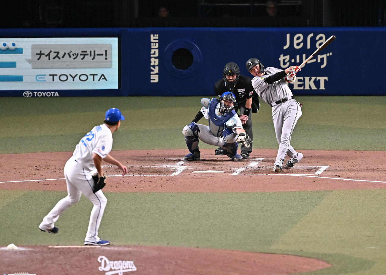 中日対巨人　2回表巨人1死一、三塁、坂本勇は先制の中犠飛を放つ。投手大野（撮影・滝沢徹郎）