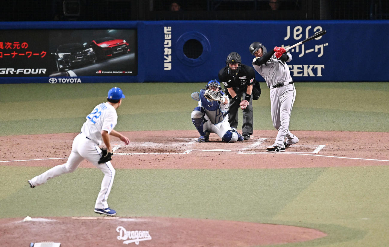 中日対巨人　3回表巨人無死、空振り三振に倒れる田中将人。投手大野（撮影・滝沢徹郎）