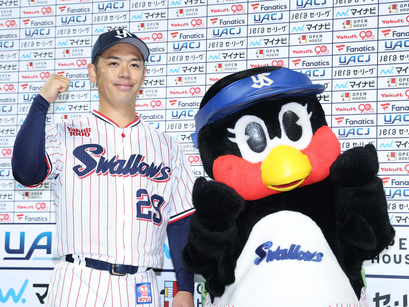 ヤクルト対広島　広島に完封勝利し、お立ち台でつばみと写真に納まるヤクルト小川（撮影・河田真司）