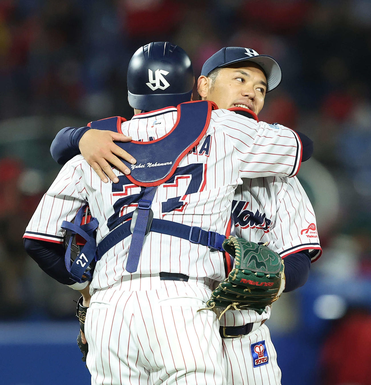 ヤクルト対広島　広島に完封勝利し、中村悠（手前）とたたえ合うヤクルト小川（撮影・河田真司）