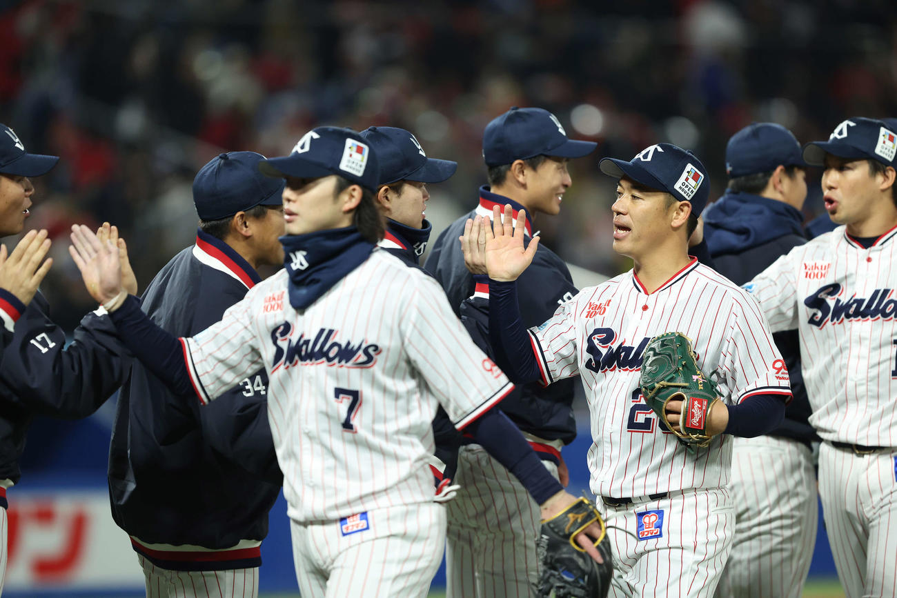 ヤクルト対広島　広島に完封勝利し、ナインとタッチを交わすヤクルト小川（撮影・河田真司）